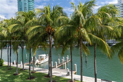 Купить таунхаус в Майами-Бич, Флорида 5 спален, 378.02м2, № 818523 - фото 1