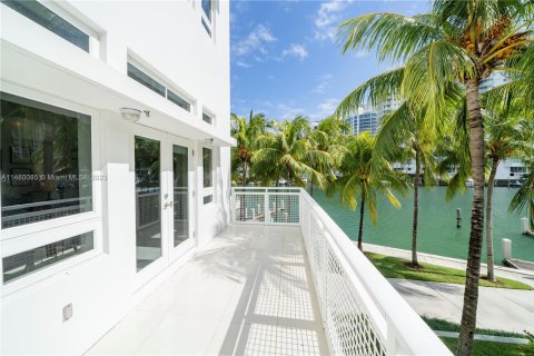 Touwnhouse à vendre à Miami Beach, Floride: 5 chambres, 378.02 m2 № 818523 - photo 23