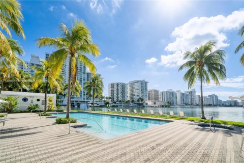 Touwnhouse à vendre à Miami Beach, Floride: 5 chambres, 378.02 m2 № 818523 - photo 9