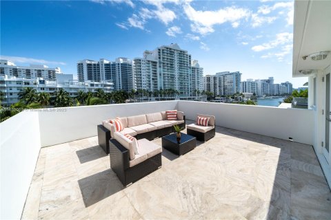 Touwnhouse à vendre à Miami Beach, Floride: 5 chambres, 378.02 m2 № 818523 - photo 6