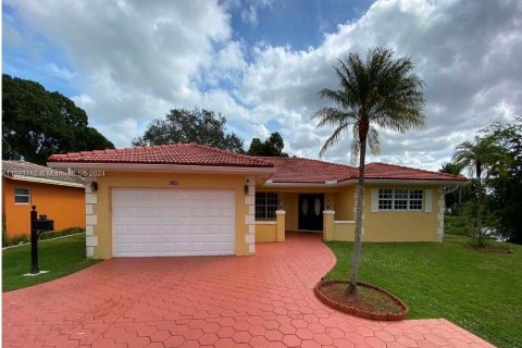 House in Coral Springs, Florida 3 bedrooms, 165.74 sq.m. № 1187960 - photo 16