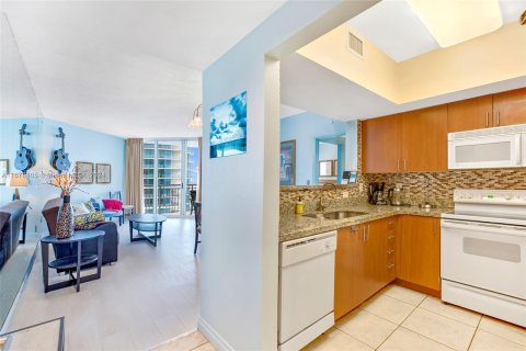 Condo in Sunny Isles Beach, Florida, 2 bedrooms  № 1410508 - photo 7