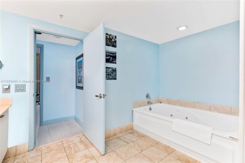 Condo in Sunny Isles Beach, Florida, 2 bedrooms  № 1410508 - photo 12