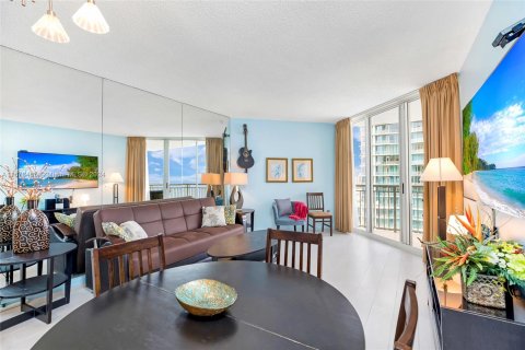 Condo in Sunny Isles Beach, Florida, 2 bedrooms  № 1410508 - photo 3