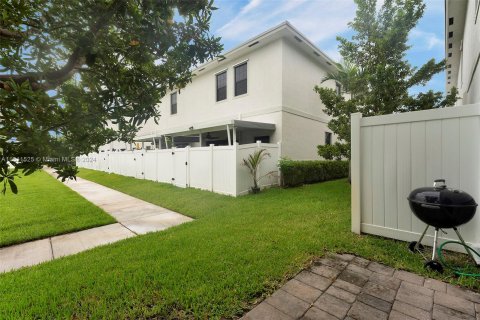 Townhouse in Florida City, Florida 3 bedrooms, 131.74 sq.m. № 1242427 - photo 30