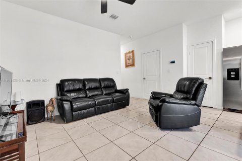 Townhouse in Florida City, Florida 3 bedrooms, 131.74 sq.m. № 1242427 - photo 8