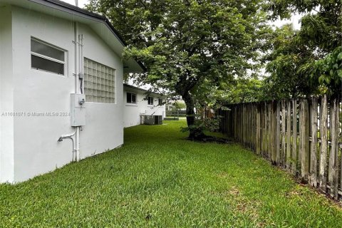 House in Miami, Florida 4 bedrooms, 240.52 sq.m. № 1226267 - photo 7