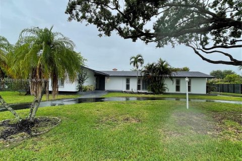 House in Miami, Florida 4 bedrooms, 240.52 sq.m. № 1226267 - photo 6