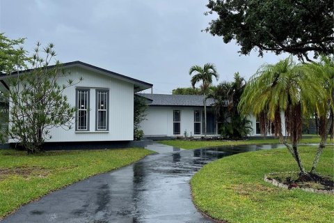 House in Miami, Florida 4 bedrooms, 240.52 sq.m. № 1226267 - photo 3