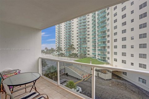 Copropriété à louer à Hollywood, Floride: 1 chambre, 83.8 m2 № 949659 - photo 27