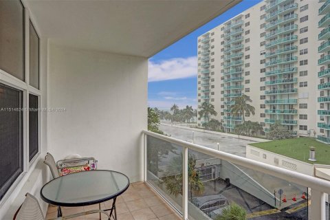 Copropriété à louer à Hollywood, Floride: 1 chambre, 83.8 m2 № 949659 - photo 29