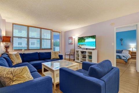 Condo in Hollywood, Florida, 1 bedroom  № 949659 - photo 22