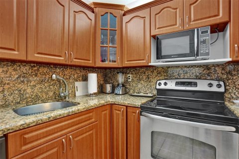 Condo in Hollywood, Florida, 1 bedroom  № 949659 - photo 17