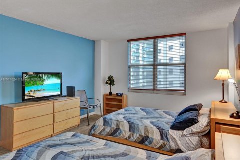 Condo in Hollywood, Florida, 1 bedroom  № 949659 - photo 10