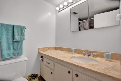 Condo in Hollywood, Florida, 1 bedroom  № 949659 - photo 12