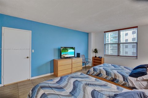 Copropriété à louer à Hollywood, Floride: 1 chambre, 83.8 m2 № 949659 - photo 8