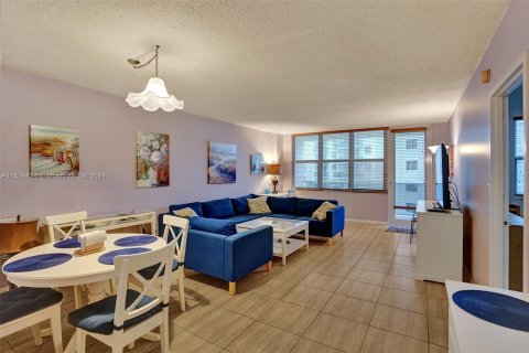 Copropriété à louer à Hollywood, Floride: 1 chambre, 83.8 m2 № 949659 - photo 19