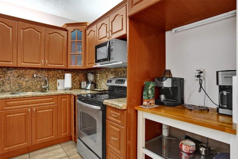 Condo in Hollywood, Florida, 1 bedroom  № 949659 - photo 14