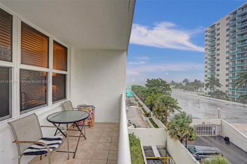 Condo in Hollywood, Florida, 1 bedroom  № 949659 - photo 5