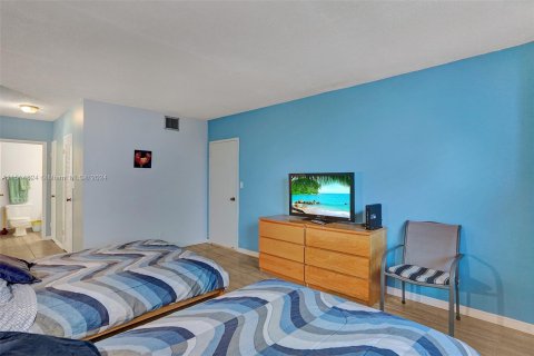 Condo in Hollywood, Florida, 1 bedroom  № 949659 - photo 9