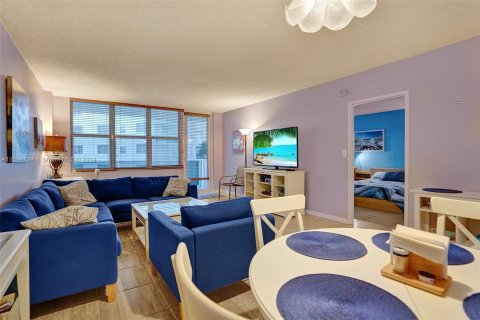 Condo in Hollywood, Florida, 1 bedroom  № 949659 - photo 3