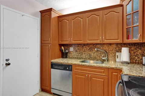 Condo in Hollywood, Florida, 1 bedroom  № 949659 - photo 15