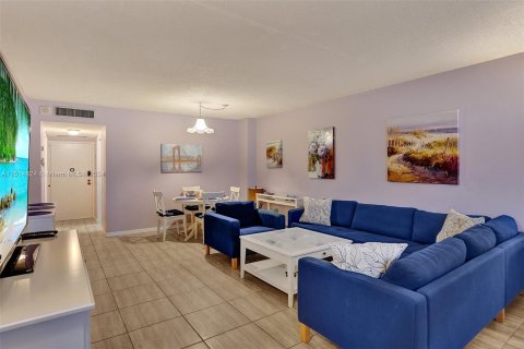 Copropriété à louer à Hollywood, Floride: 1 chambre, 83.8 m2 № 949659 - photo 4