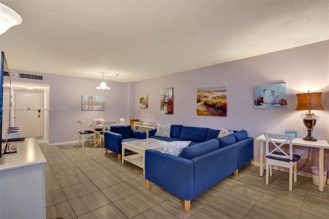 Condo in Hollywood, Florida, 1 bedroom  № 949659 - photo 25