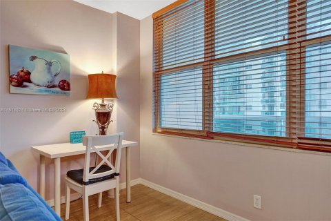 Condo in Hollywood, Florida, 1 bedroom  № 949659 - photo 24