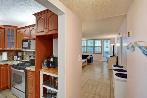 Condo in Hollywood, Florida, 1 bedroom  № 949659 - photo 18