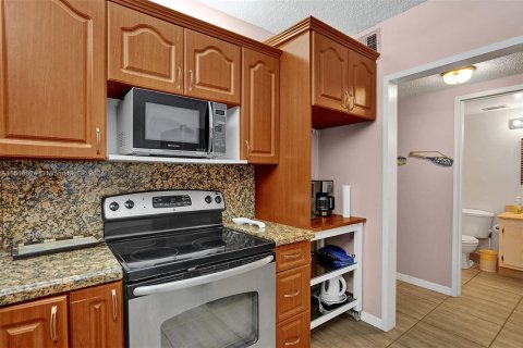 Condo in Hollywood, Florida, 1 bedroom  № 949659 - photo 16