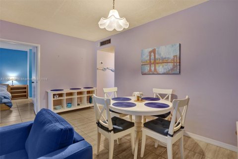 Condo in Hollywood, Florida, 1 bedroom  № 949659 - photo 21