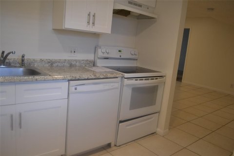 Condo in Lauderhill, Florida, 2 bedrooms  № 1374228 - photo 6