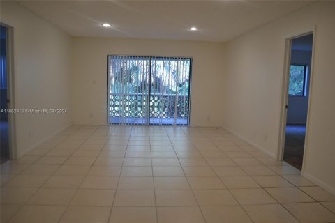 Condo in Lauderhill, Florida, 2 bedrooms  № 1374228 - photo 4