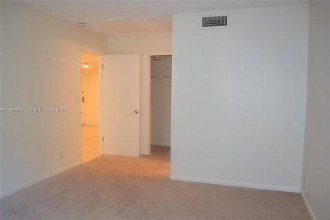 Condo in Lauderhill, Florida, 2 bedrooms  № 1374228 - photo 8