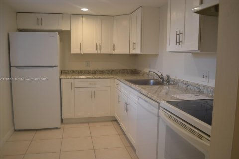 Condo in Lauderhill, Florida, 2 bedrooms  № 1374228 - photo 5