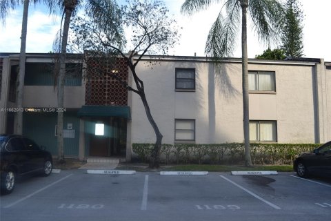 Condo in Lauderhill, Florida, 2 bedrooms  № 1374228 - photo 1