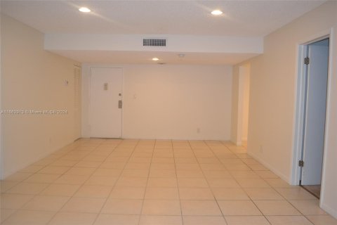 Condo in Lauderhill, Florida, 2 bedrooms  № 1374228 - photo 3