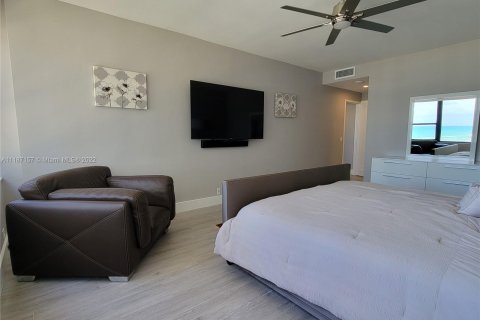 Condominio en alquiler en Hollywood, Florida, 2 dormitorios, 124.49 m2 № 8055 - foto 15