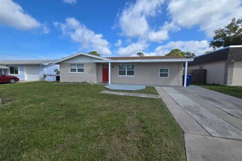 House in New Port Richey, Florida 3 bedrooms, 93.65 sq.m. № 1378001 - photo 1