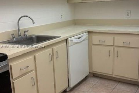 Condo in Lauderhill, Florida, 1 bedroom  № 1367400 - photo 18