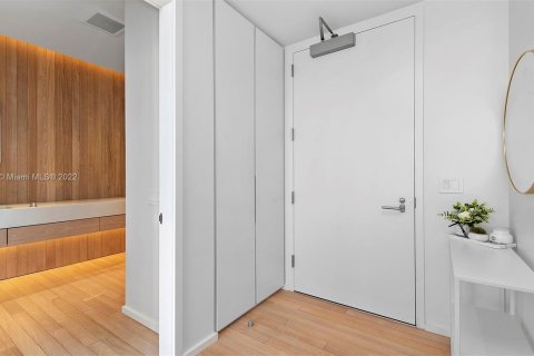 Condo in Miami Beach, Florida, 1 bedroom  № 8212 - photo 20