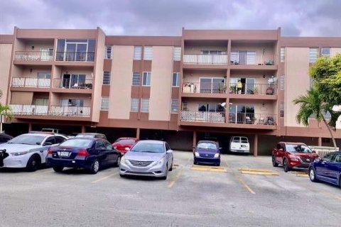 Condo in Hialeah, Florida, 3 bedrooms  № 1365708 - photo 1