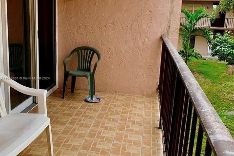 Condominio en venta en Hialeah, Florida, 3 dormitorios, 117.06 m2 № 1365708 - foto 5