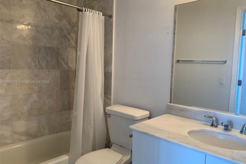 Condo in Miami, Florida, 1 bedroom  № 1365707 - photo 17