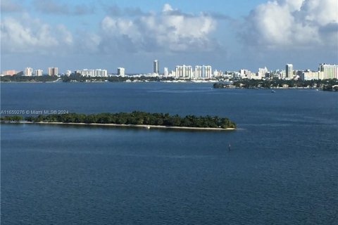 Condo in Miami, Florida, 1 bedroom  № 1365707 - photo 2