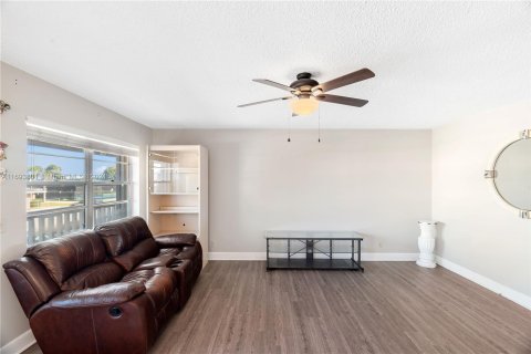 Condo in West Palm Beach, Florida, 2 bedrooms  № 1443272 - photo 12