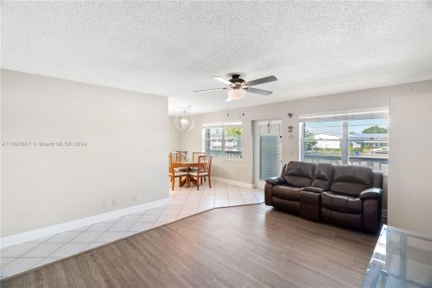 Condo in West Palm Beach, Florida, 2 bedrooms  № 1443272 - photo 15