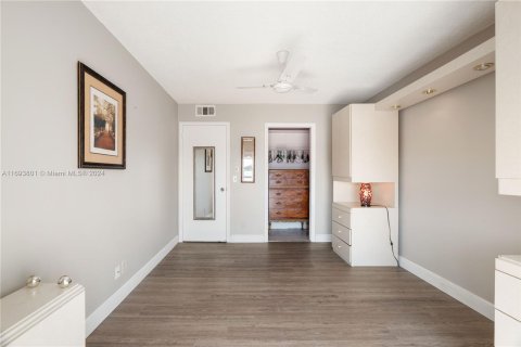 Condo in West Palm Beach, Florida, 2 bedrooms  № 1443272 - photo 24