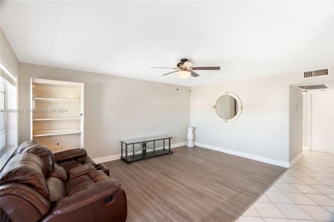 Condo in West Palm Beach, Florida, 2 bedrooms  № 1443272 - photo 10